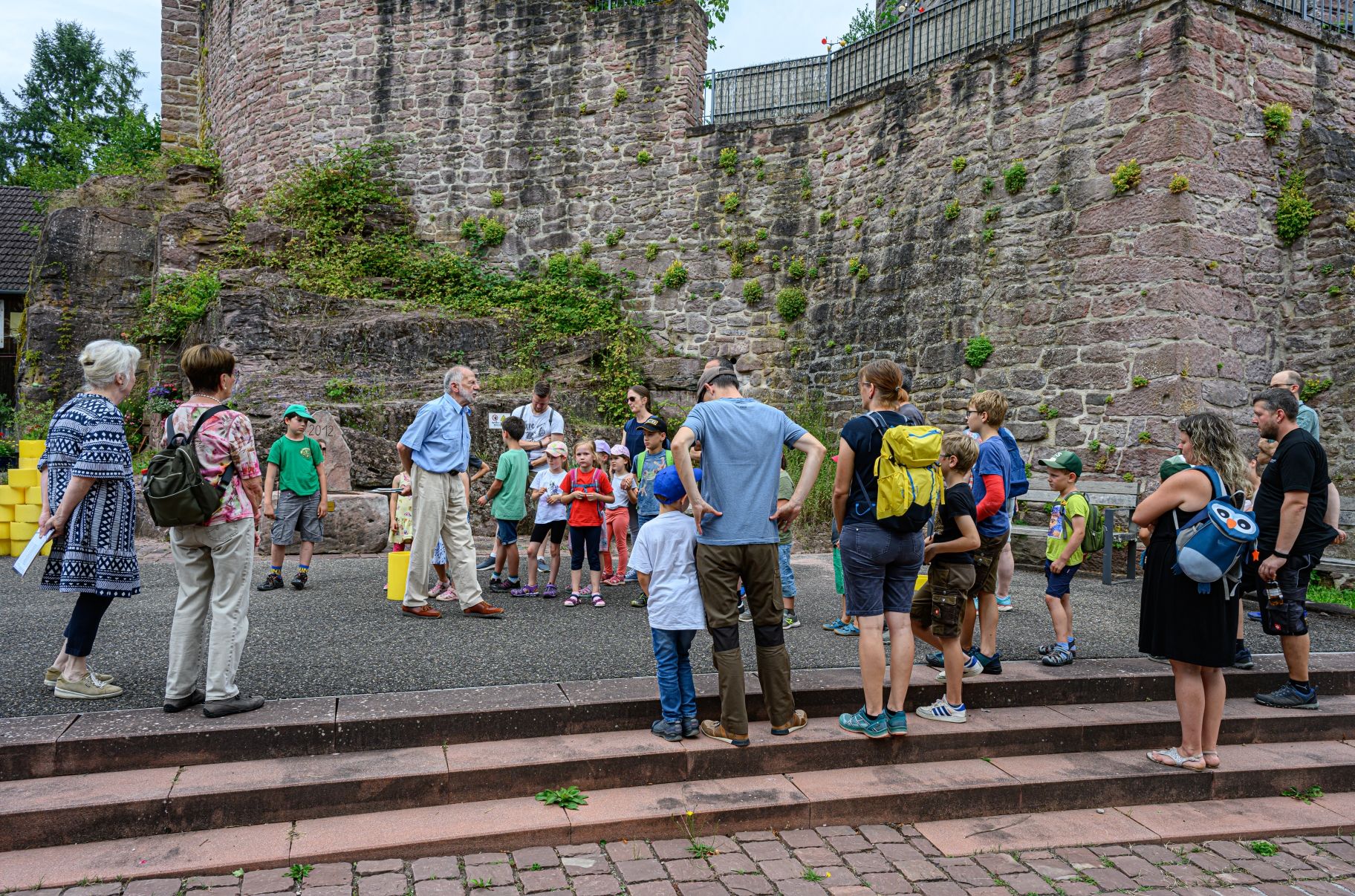 Vor der Schildmauer