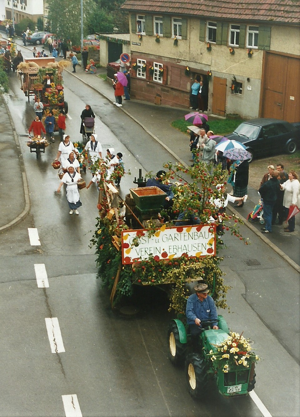Festwagen vom Obst u Gartenbauverein beim Festzug zu 750 Jahre Wöllhausen 1995 (1) - Foto: Forum Ebhausen