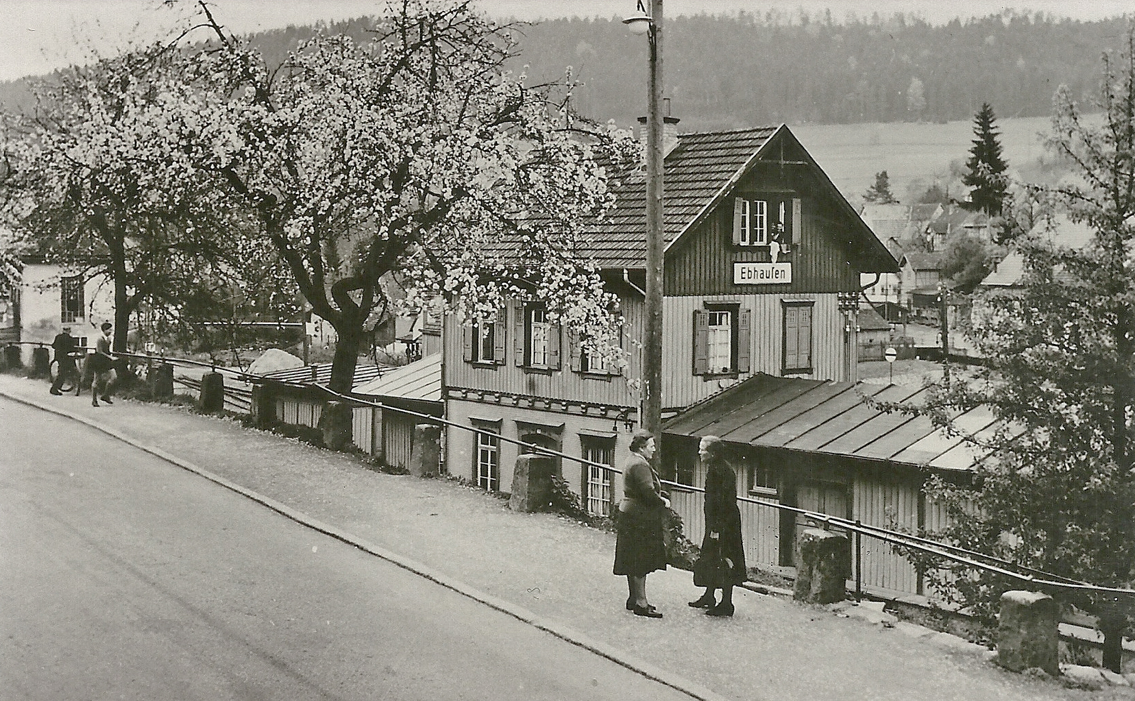 Blick auf das Bahnhofsgebäude und Milchhäusle von der früheren Talstraße aus ,1950