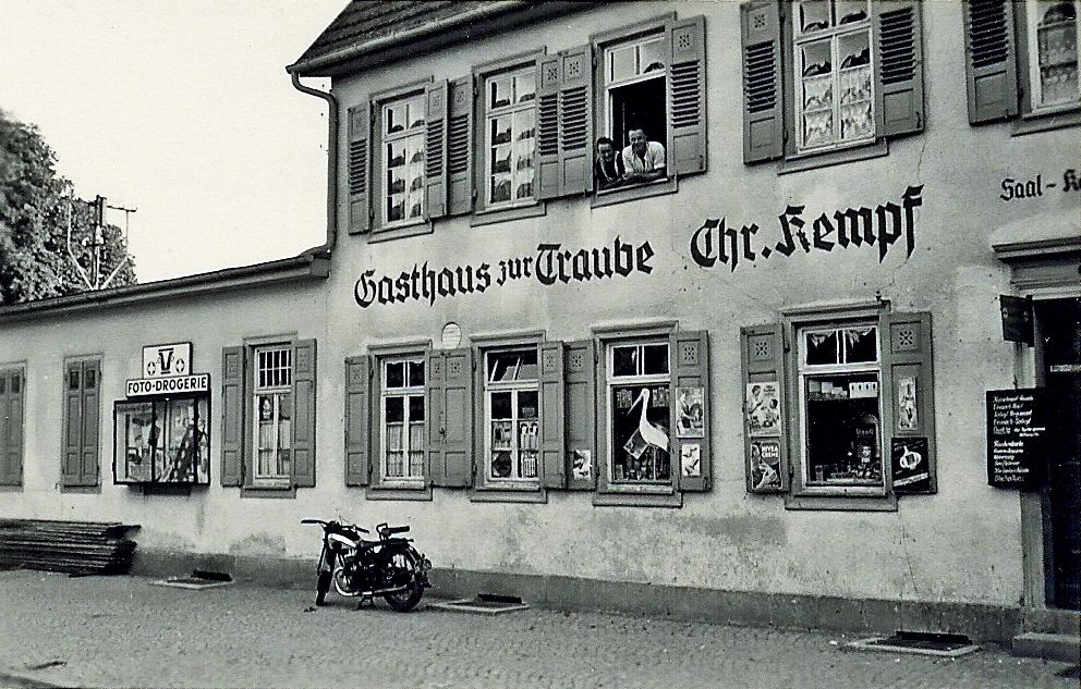 Gasthaus Traube, im EG Drogerie Schlösser, 1950