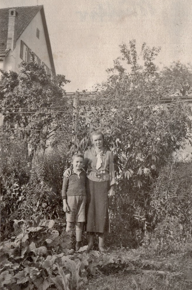 Hans Bubser mit Mutter Katherine, geb Lodholz - um 1940
