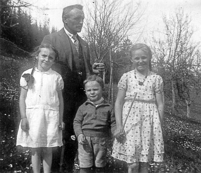 Karl Bubser mit den Geschwistern Klara, Hans, und Lina