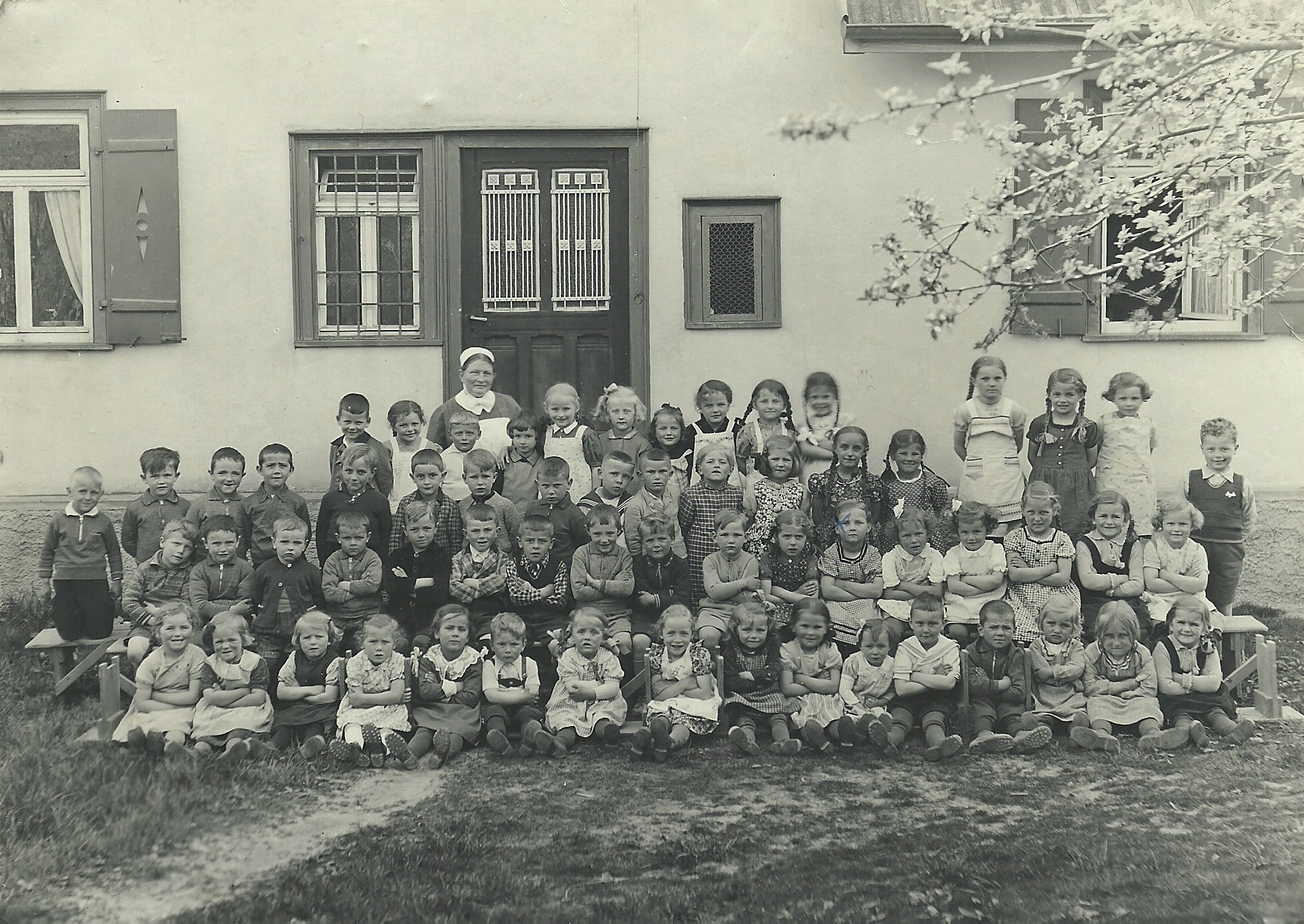Kindergarten in der Schulstraße, 1936/37, mit Schwester Thekla