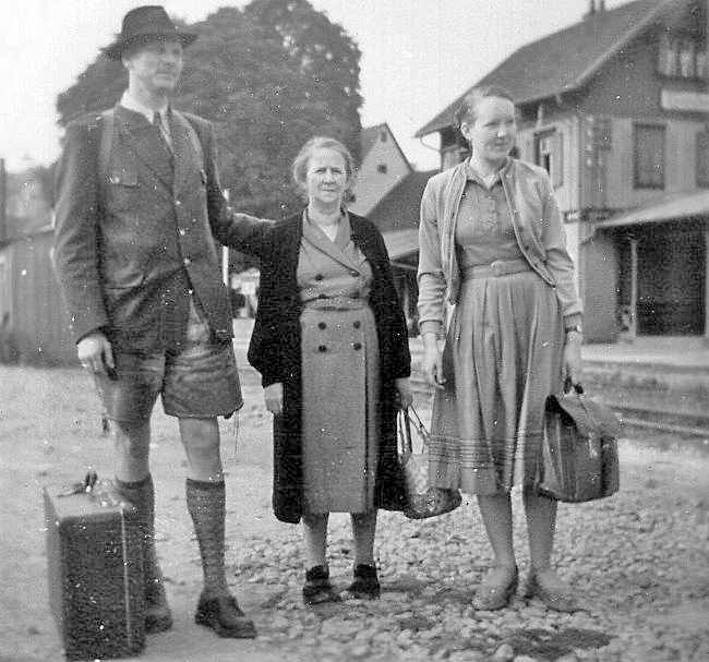 Kurz vor der Abfahrt im Bahnhof Ebhausen, 1955. Rechts Anita Bubser