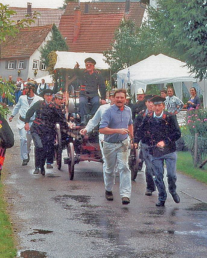 750 Jahre Wöllhausen - Alte Feuerwehrspritz 1995